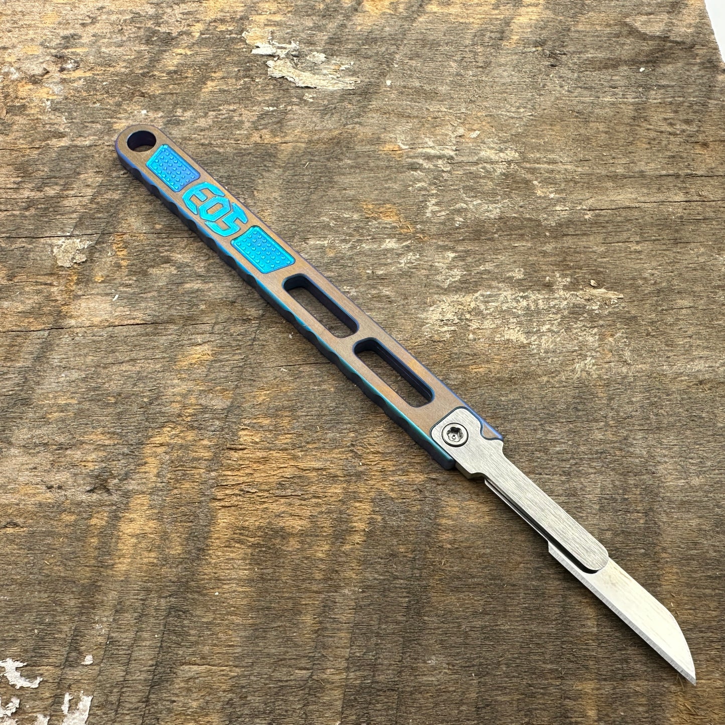 scalpel_bronze_blue